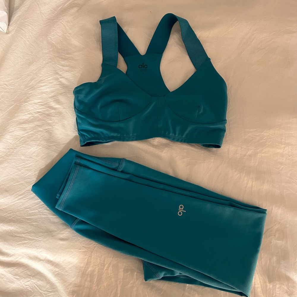 ALO Yoga Women's Teal Sports Bra and Leggings Set